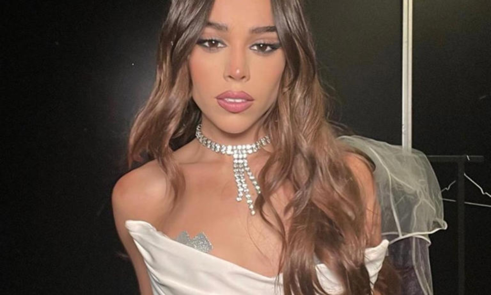 Danna Paola Besa A Una Bailarina Durante Concierto 